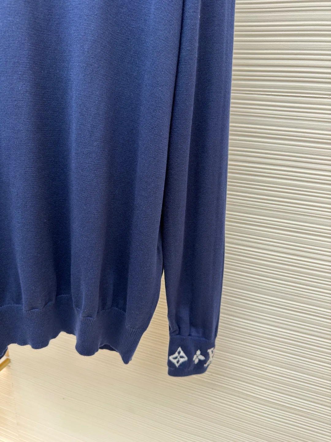LOUIS VUITTON cuff jacquard cashmere sweater ●Original version: 15100 purchased and developed ●Item number: 1681849-A75 ●Fabric: wool blended fabric ●Technology: jacquard knitting ●Color: treasure color ●Version: fitted version ●Weight: about 395 grams ●Size: S-M-L-XL ●Description: Made of 55% cashmere fabric with 45% cotton. The fabric is soft and comfortable and does not cling to the upper body. The three-dimensional and stylish version can be worn outside or as a base layer. The fabric is washed frequently to fix the pattern and color. The jacquard is made of professional point jacquard on wool looms imported from Germany, and is reproduced from the original 1:1 scanned pattern. This round-neck pullover is made of soft cashmere in trendy tones and features Monogram elements on the ribbed knitted cuffs. It goes well with a variety of looks. The overall wiring is straight and delicate, the fabric is comfortable and soft, and the color is consistent without color difference. It can be matched with the same style to create a fashionable look and control various occasions. Customized accessories, complete with three standards, same style for men and women!